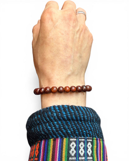 Klassisches Sandelholz Mala Armband am Handgelenk getragen