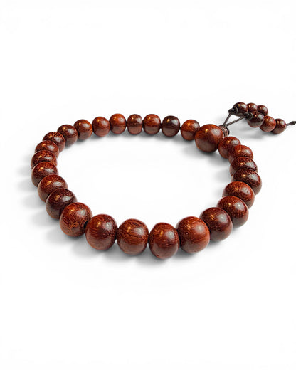 Detailaufnahme vom klassischen Sandelholz Mala Armband