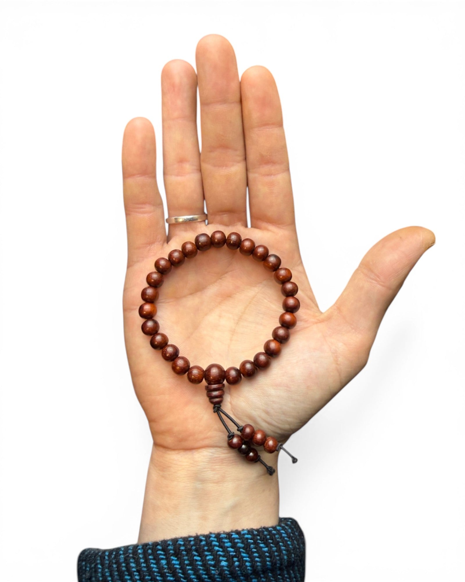Klassisches Sandelholz Mala Armband in der Handfläche
