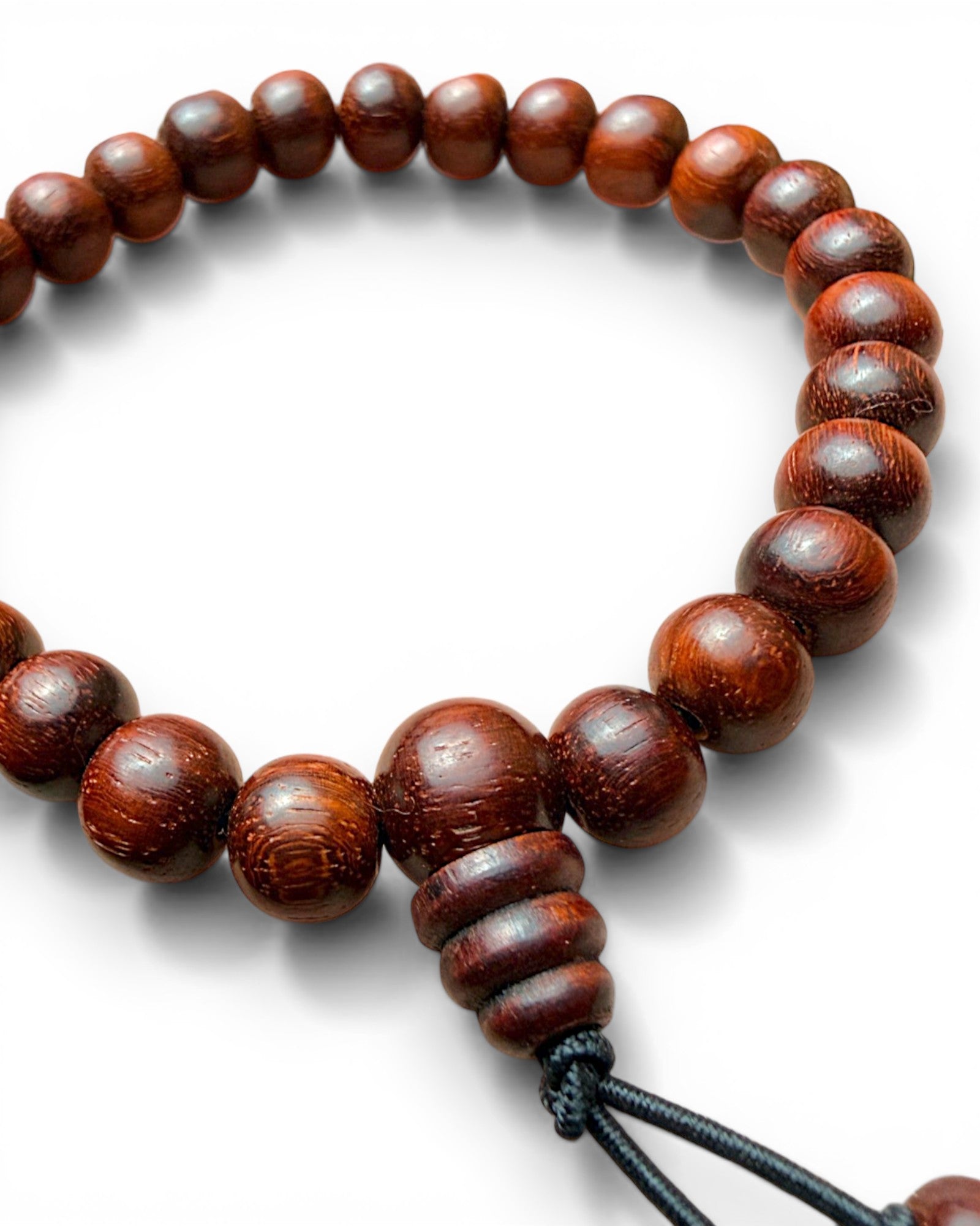 Makroaufnahme der Textur des Sandelholz Mala Armbands