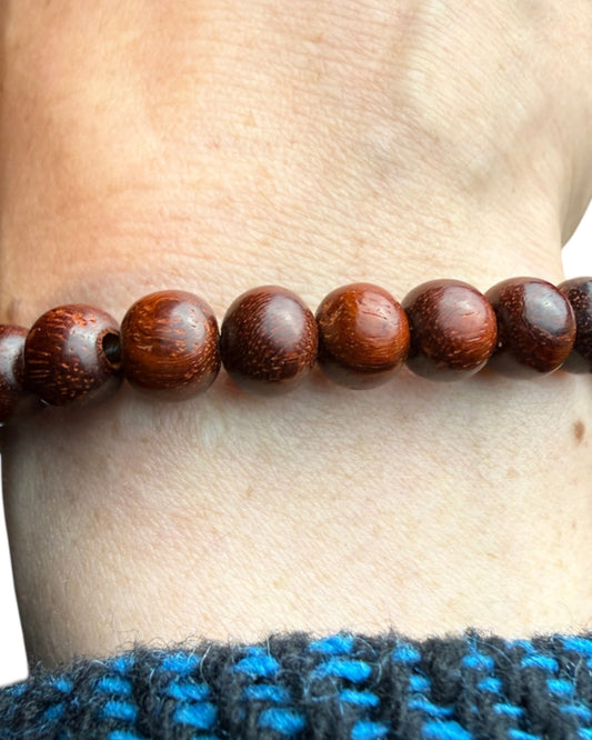 Nahaufnahme der Sandelholzperlen am Armband