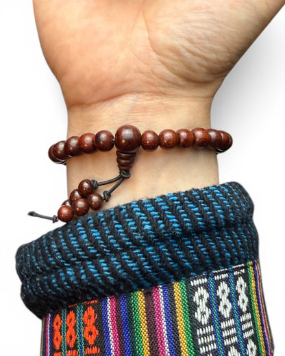 Verschlussdetail des klassischen Sandelholz Mala Armbands