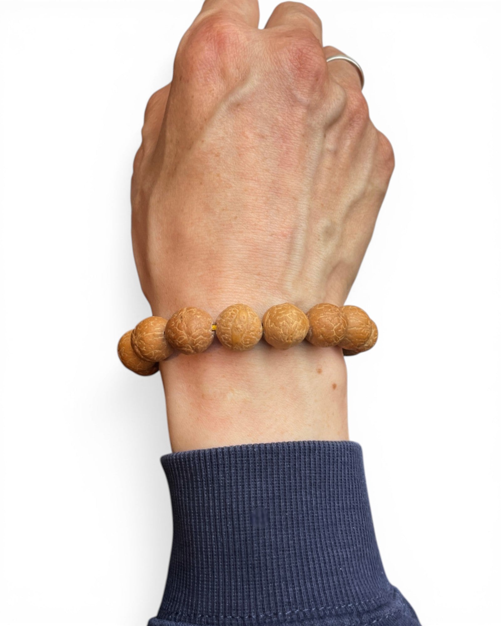 Getragenes Mala Armband aus Bodhi Samen am Handgelenk – Himalaya Vibes Bern Online Shop.