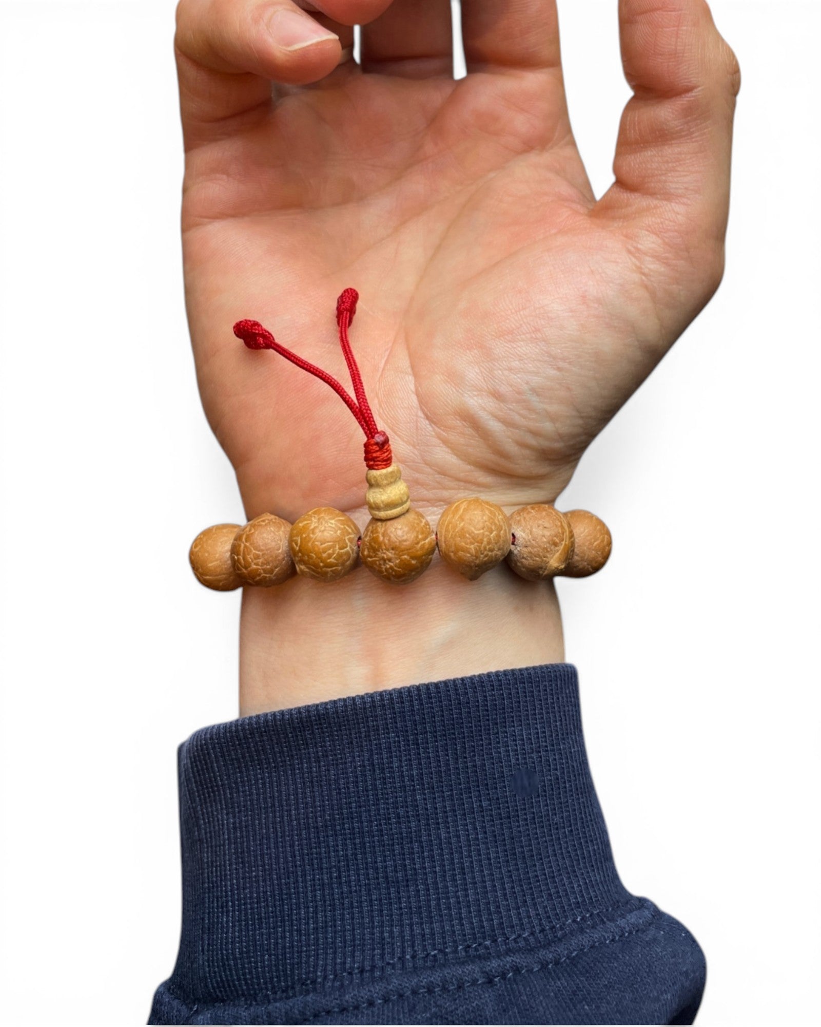 Fokus auf den Knoten und die rote Schnur eines tibetischen Mala Armbands