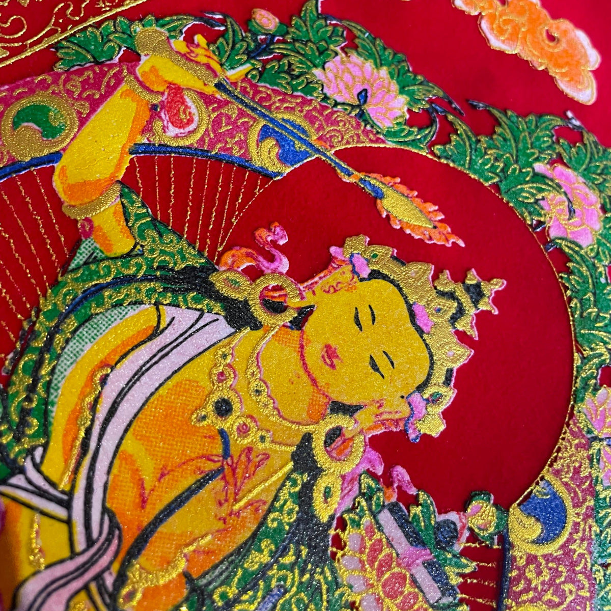 Detailaufnahme des Manjushri-Gesichts auf dem Thangka Rollbild – Himalaya Vibes