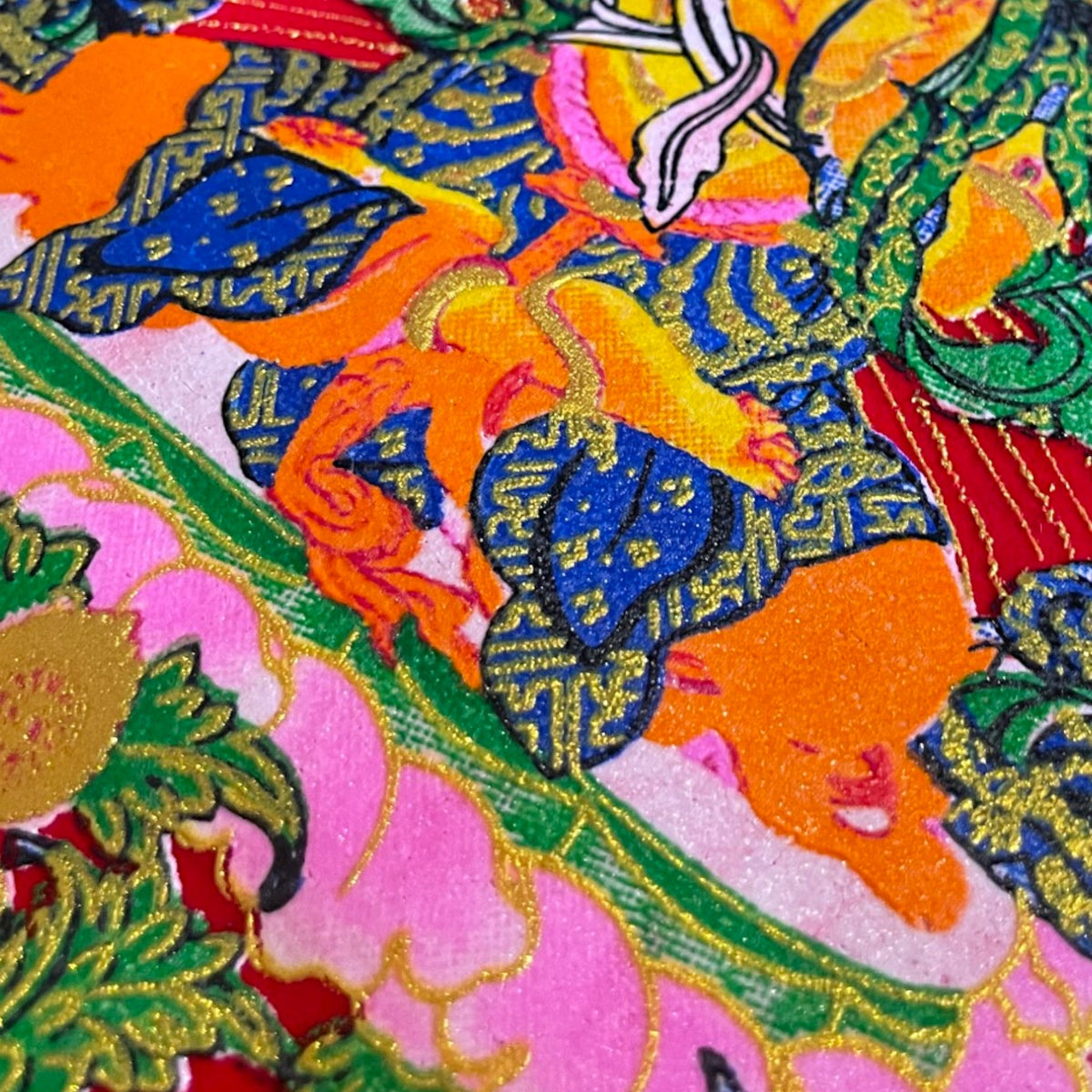 Manjushri Thangka Rollbild, Detail Kunststoffstab mit Goldrand – Himalaya Vibes