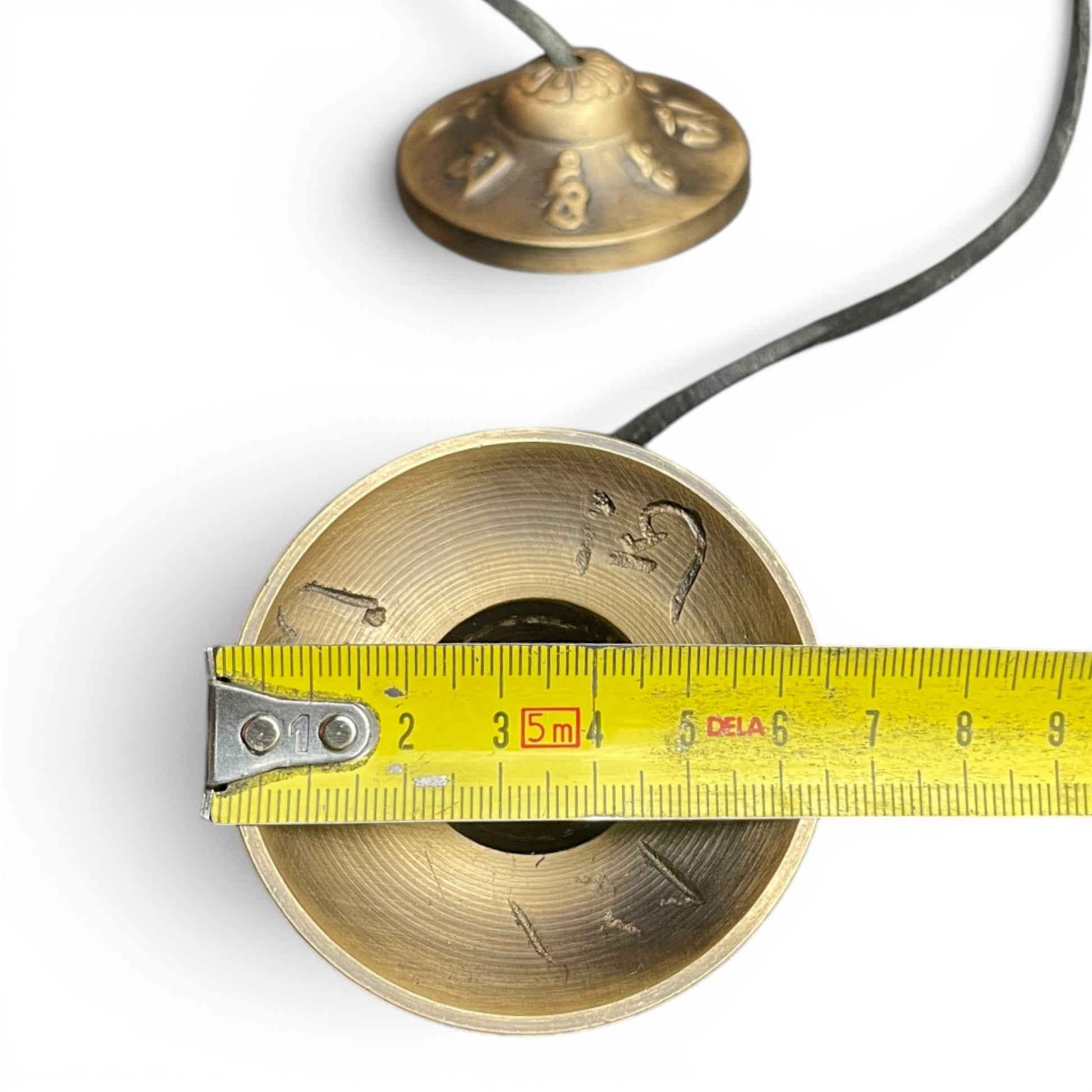 Tibetische Mantra-Zimbeln 6,5 cm mit Massband – Durchmesser und Grössenvergleich, Himalaya Vibes Bern