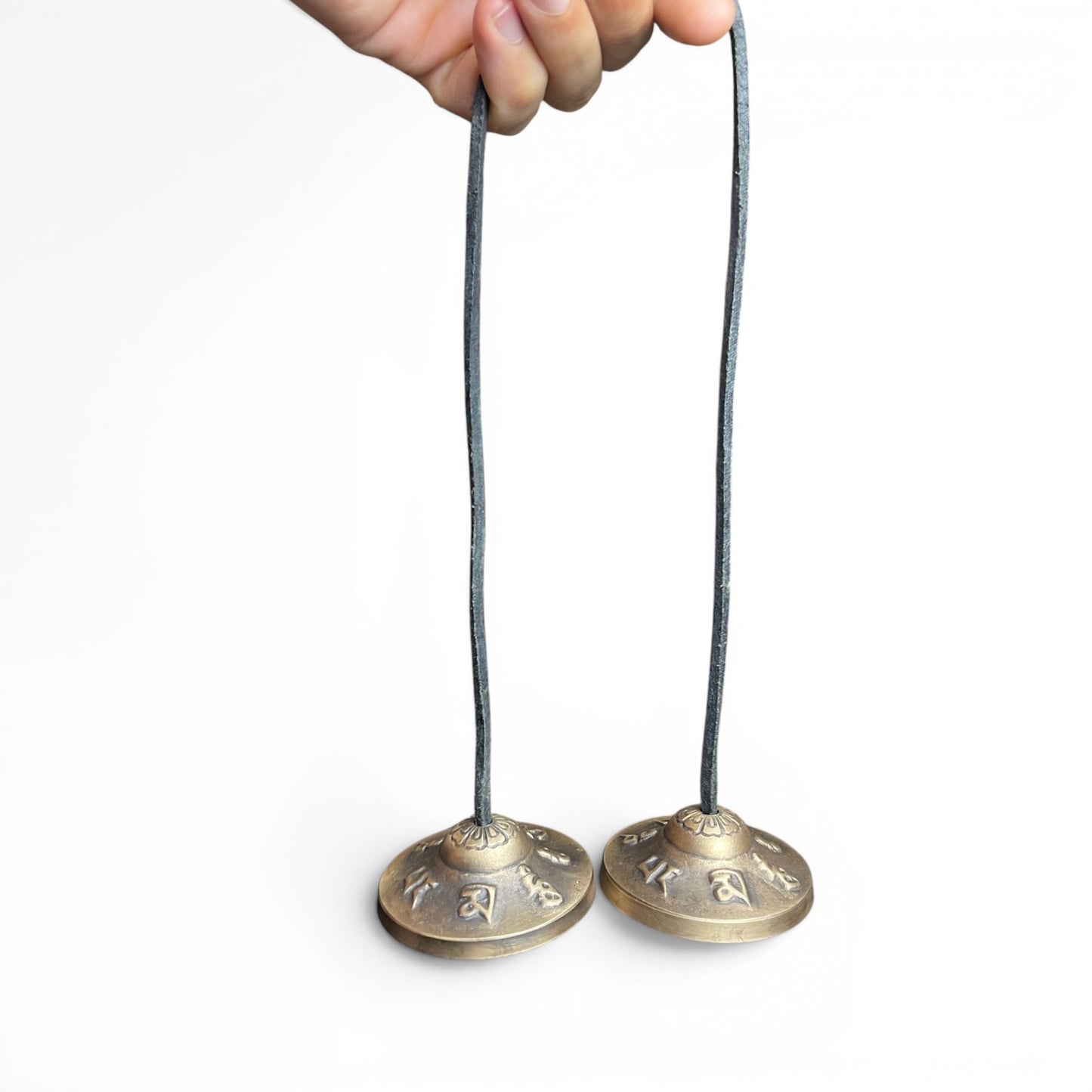 Tibetische Mantra-Zimbeln 6,5 cm in der Hand – korrekte Haltung für Meditation und Klang