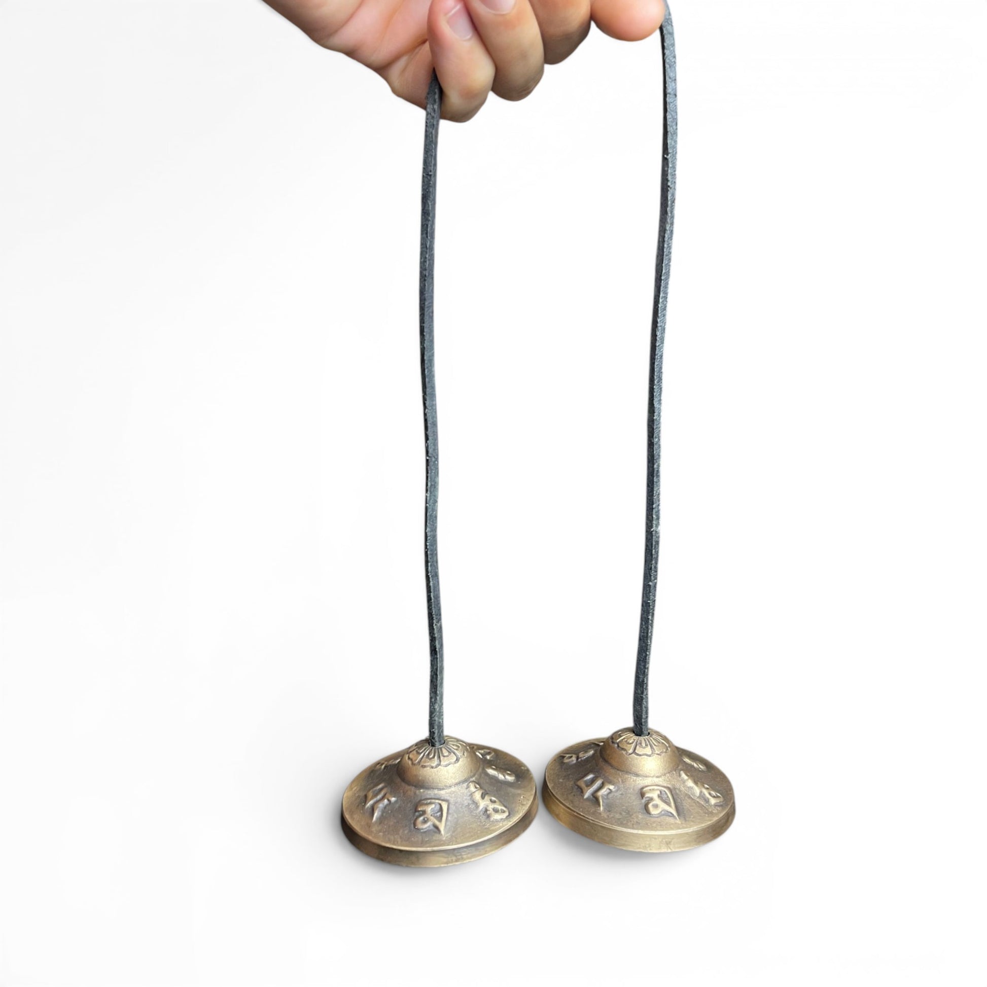 Tibetische Mantra-Zimbeln 6,5 cm in der Hand – korrekte Haltung für Meditation und Klang