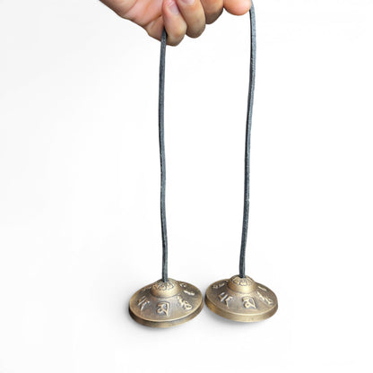 Tibetische Mantra-Zimbeln 6,5 cm in der Hand – korrekte Haltung für Meditation und Klang