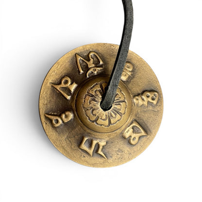 Mantra-Zimbeln Tingsha 6,5 cm innen und aussen – Mantra Detail oben