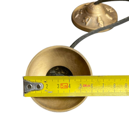 Mantra-Zimbeln Tingsha 6cm Durchmesser Massband – Grössenvergleich, Himalaya Vibes Bern Schweiz
