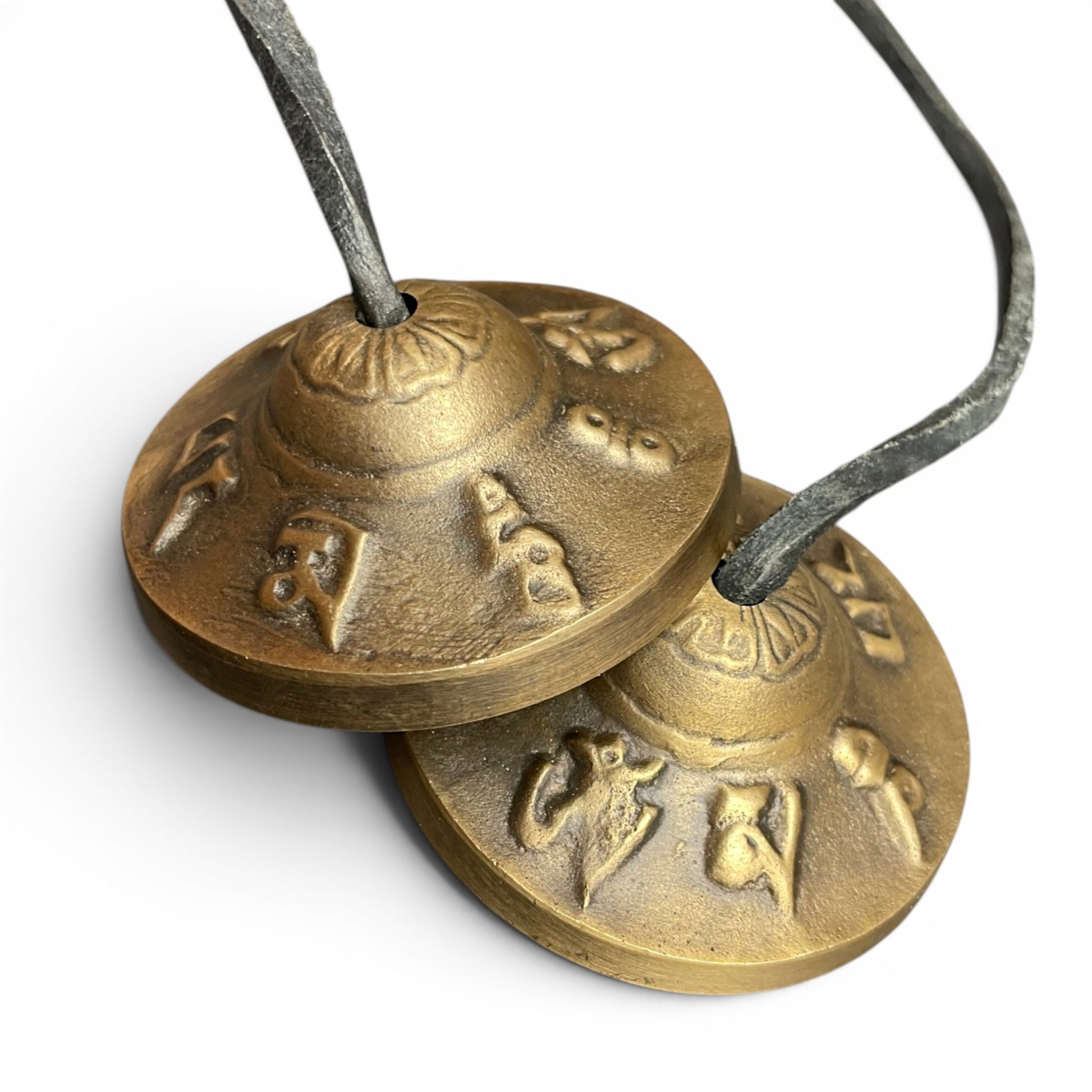 Mantra-Zimbeln Tingsha Nahaufnahme Gravur – erhabene tibetische Schrift Om Mani Padme Hum Detail