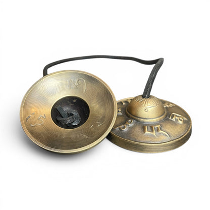 Mantra-Zimbeln Tingsha 7cm Innenseite und Aussenseite – Messing Patina handgefertigt, Schweiz
