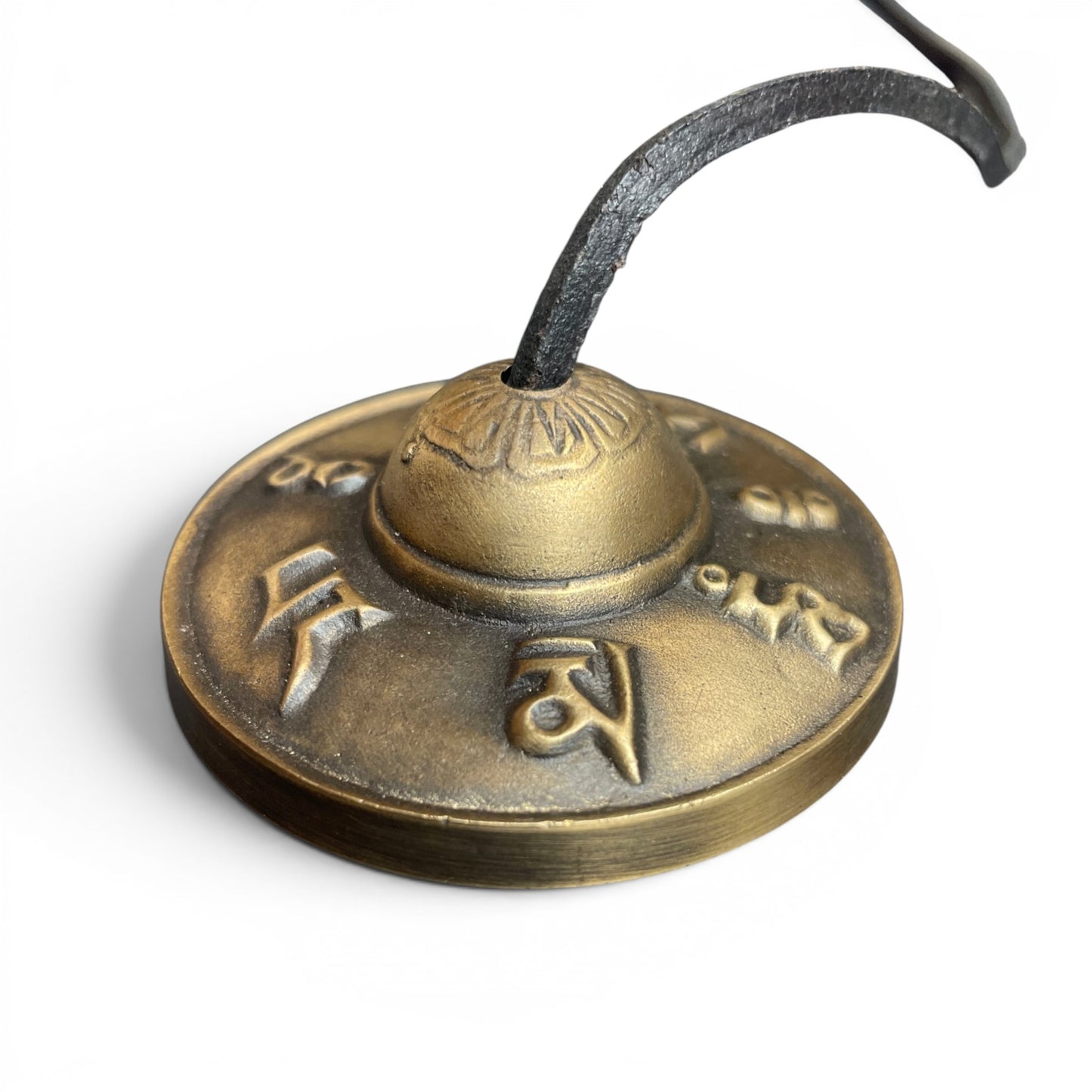 Mantra-Zimbeln Tingsha 7cm Kuppe Nahaufnahme – Lotusblüten-Motiv erhabene Gravur, Himalaya Vibes
