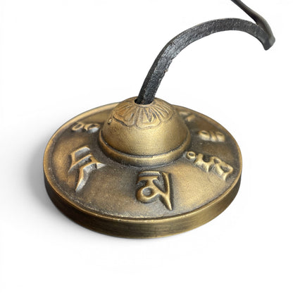 Mantra-Zimbeln Tingsha 7cm Kuppe Nahaufnahme – Lotusblüten-Motiv erhabene Gravur, Himalaya Vibes
