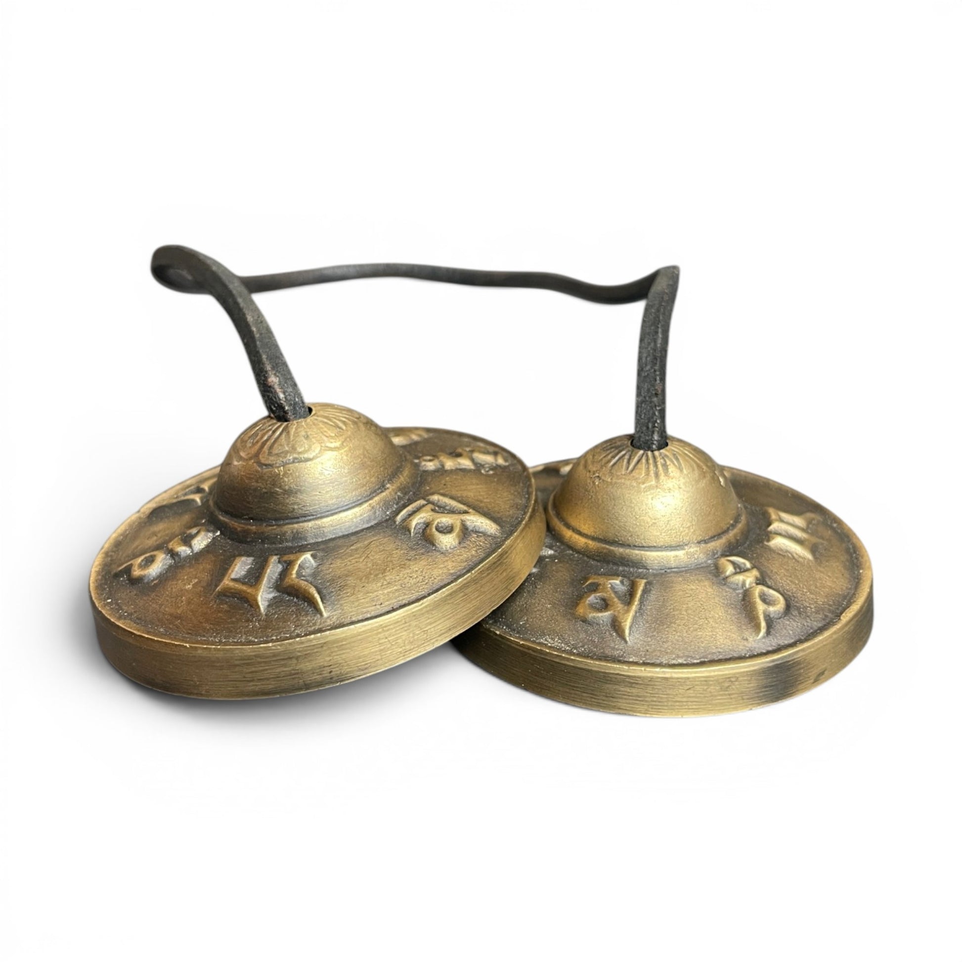 Tibetische Mantra-Zimbeln Tingsha 7cm – Om Mani Padme Hum Seitenansicht Patina, Himalaya Vibes Bern
