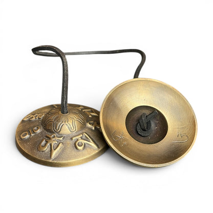 Tibetische Mantra-Zimbeln 8cm aussen und innen – Dorje Gravur Messing Patina, Himalaya Vibes
