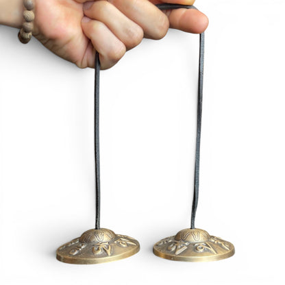 Mantra-Zimbeln Tingsha 8cm in der Hand – korrekte Haltung Om Mani Padme Hum Dorje Zimbeln, Bern

