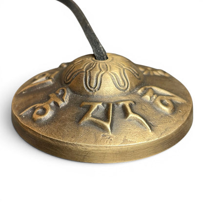 Mantra-Zimbeln Tingsha 8cm Kuppe Nahaufnahme – Dorje Vajra Gravur tibetisch, Himalaya Vibes Bern