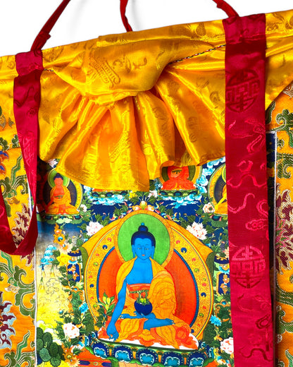 Detailansicht des oberen Thangka-Bereichs mit der gerafften Seide und den Begleitbuddhas.