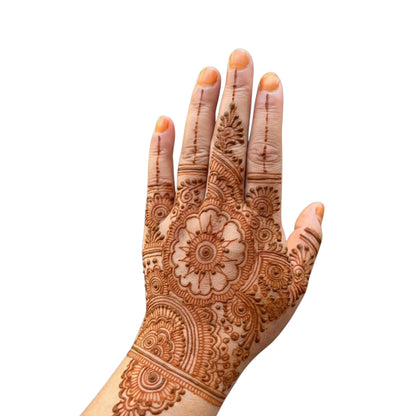 Mehndi-Muster mit Rajasthani Henna Cone auf Hand un Nägel