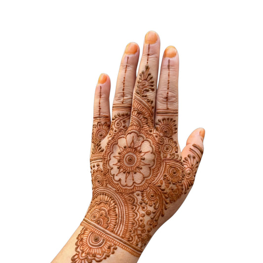 Mehndi-Muster mit Rajasthani Henna Cone auf Hand un Nägel