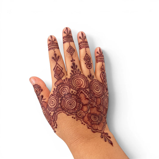 Neha Henna Mehandi Paste Tube Natural Brown – grüne Tube in Gebrauch, Henna-Design auf Haut auftragen