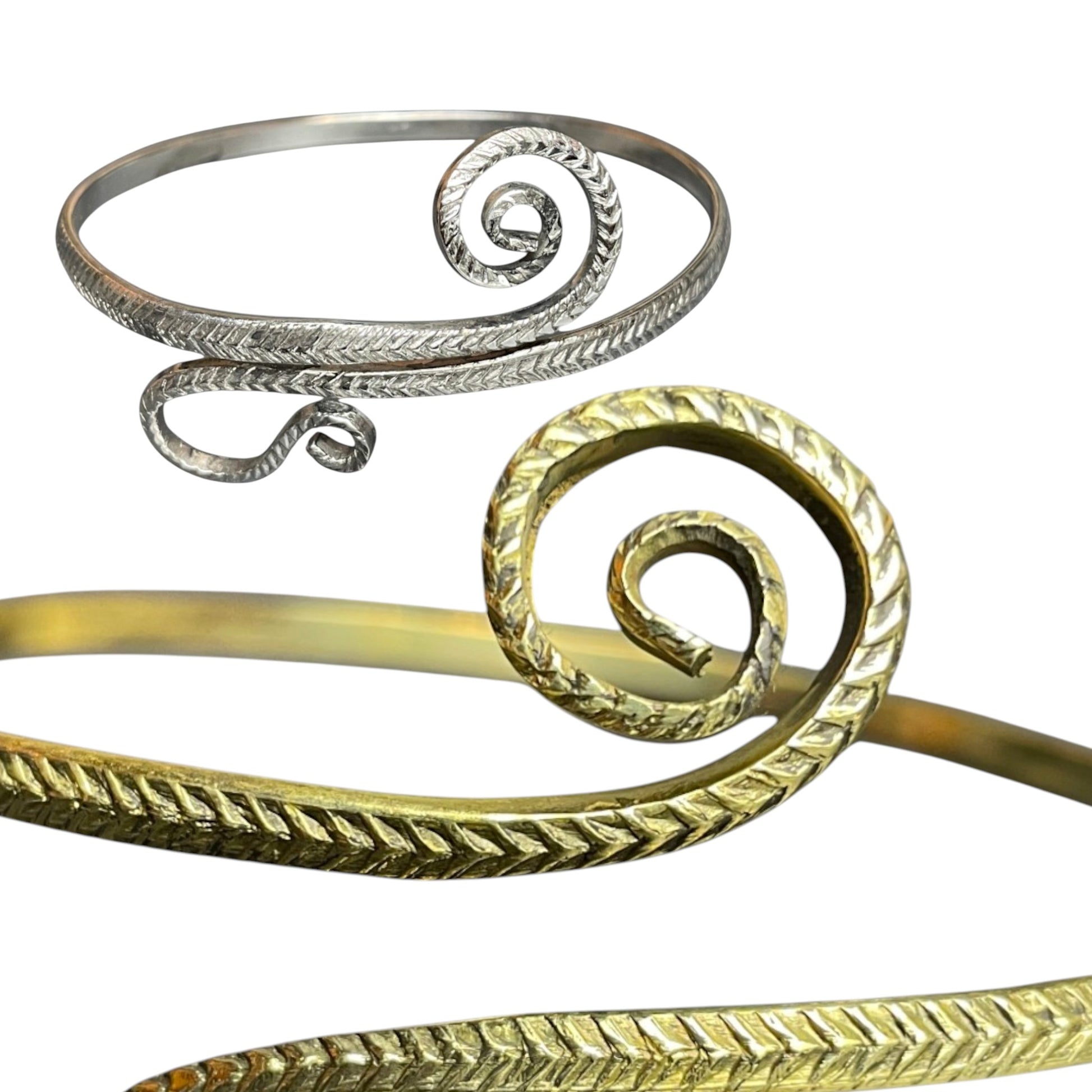 Oberarmreif mit Spiralende aus Messing, gold- und silberfarben im Vergleich – Himalaya Vibes Bern
