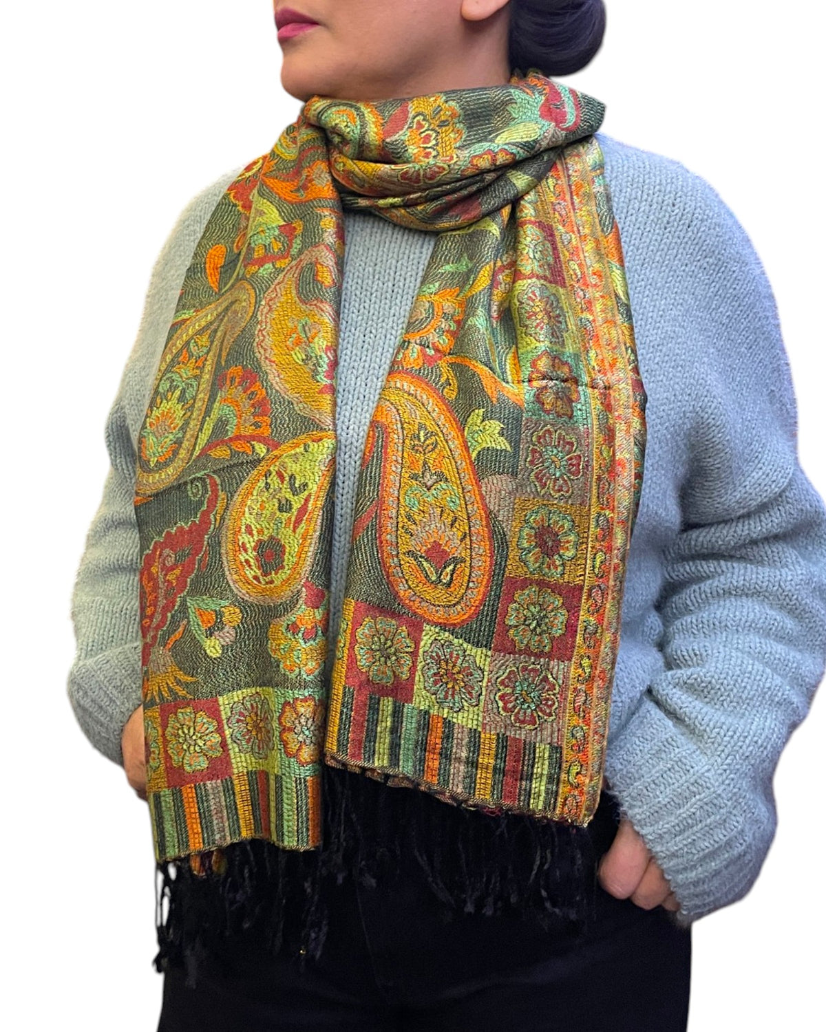 Olive Ember Mosaic Paisley Schal aus Indien, getragen – Himalaya Vibes Bern