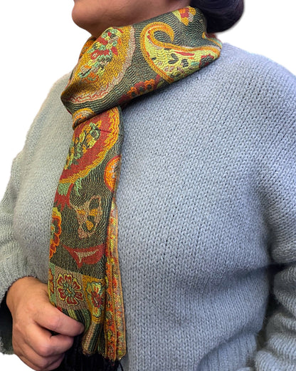 Paisley Seidenschal am Hals getragen – Himalaya Vibes Bern