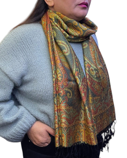 Olive Saffron Bloom Paisley Schal aus Indien, getragen – Himalaya Vibes Bern