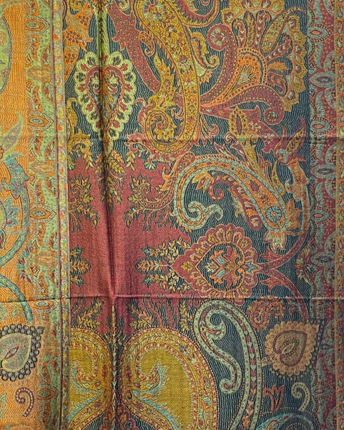 Paisley Schal Olivgrün und Safran, Jacquard-Muster im Detail – Himalaya Vibes Bern