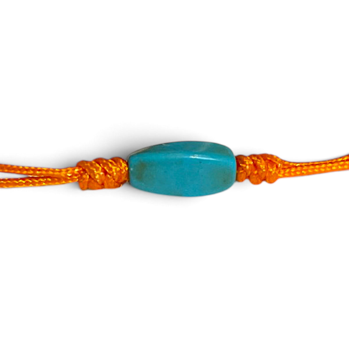 Gros plan sur la perle bleu turquoise et les nœuds faits main du bracelet orange