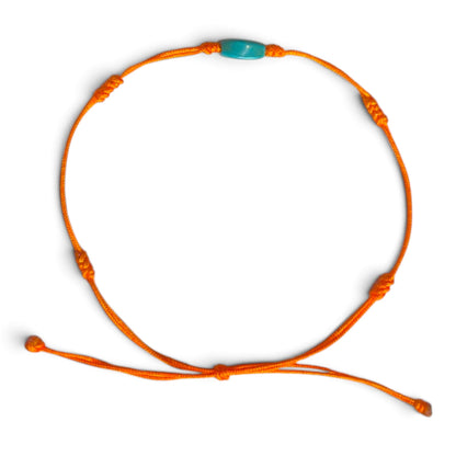 Bracelet porte-bonheur orange avec perle bleu turquoise, fait main par Kunsang, Himalaya Vibes Berne