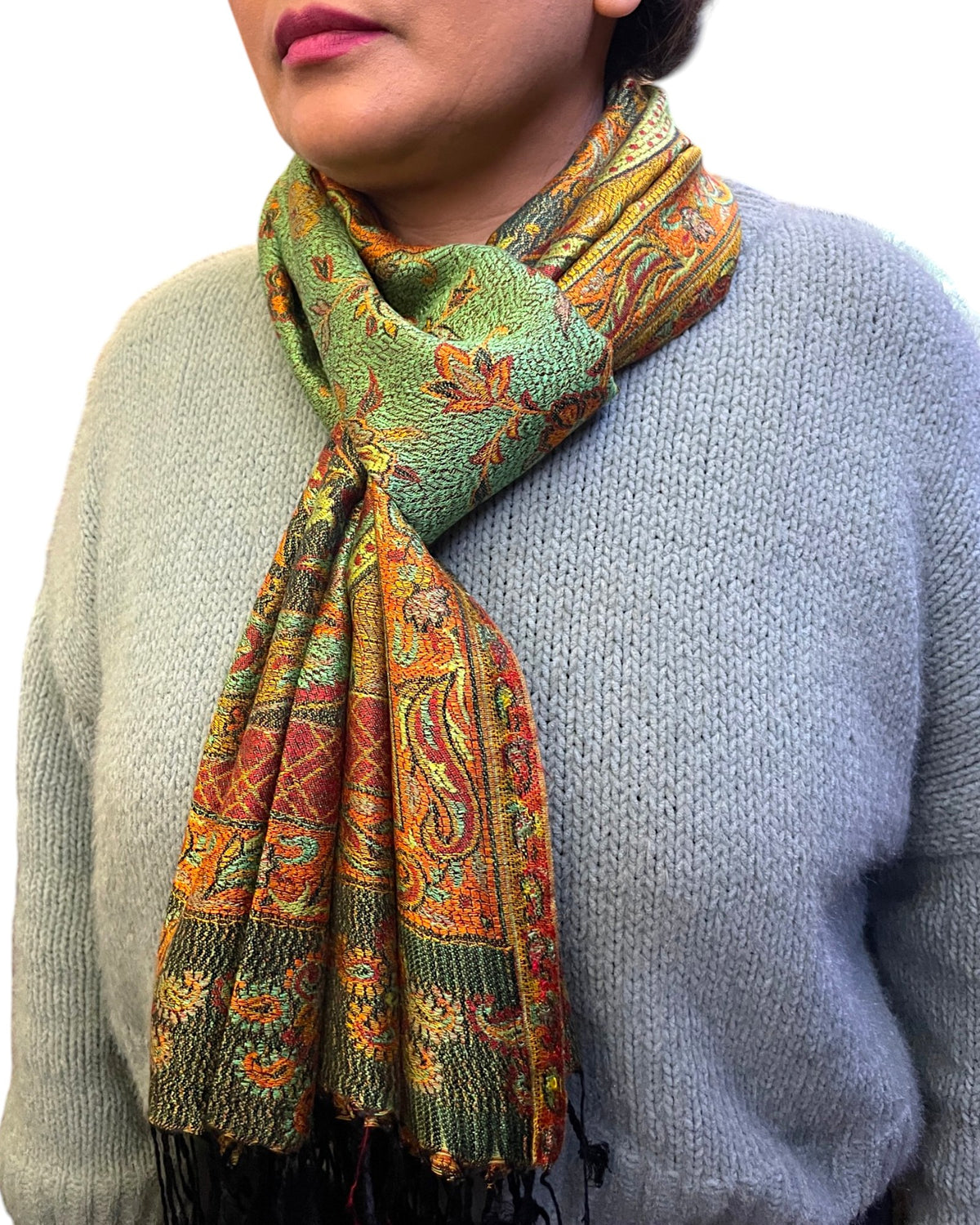 Paisley Seidenschal geknotet getragen – Himalaya Vibes Bern