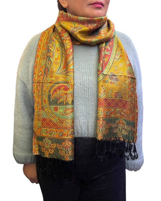 Jade Marigold Oasis Paisley Schal aus Indien, getragen – Himalaya Vibes Bern