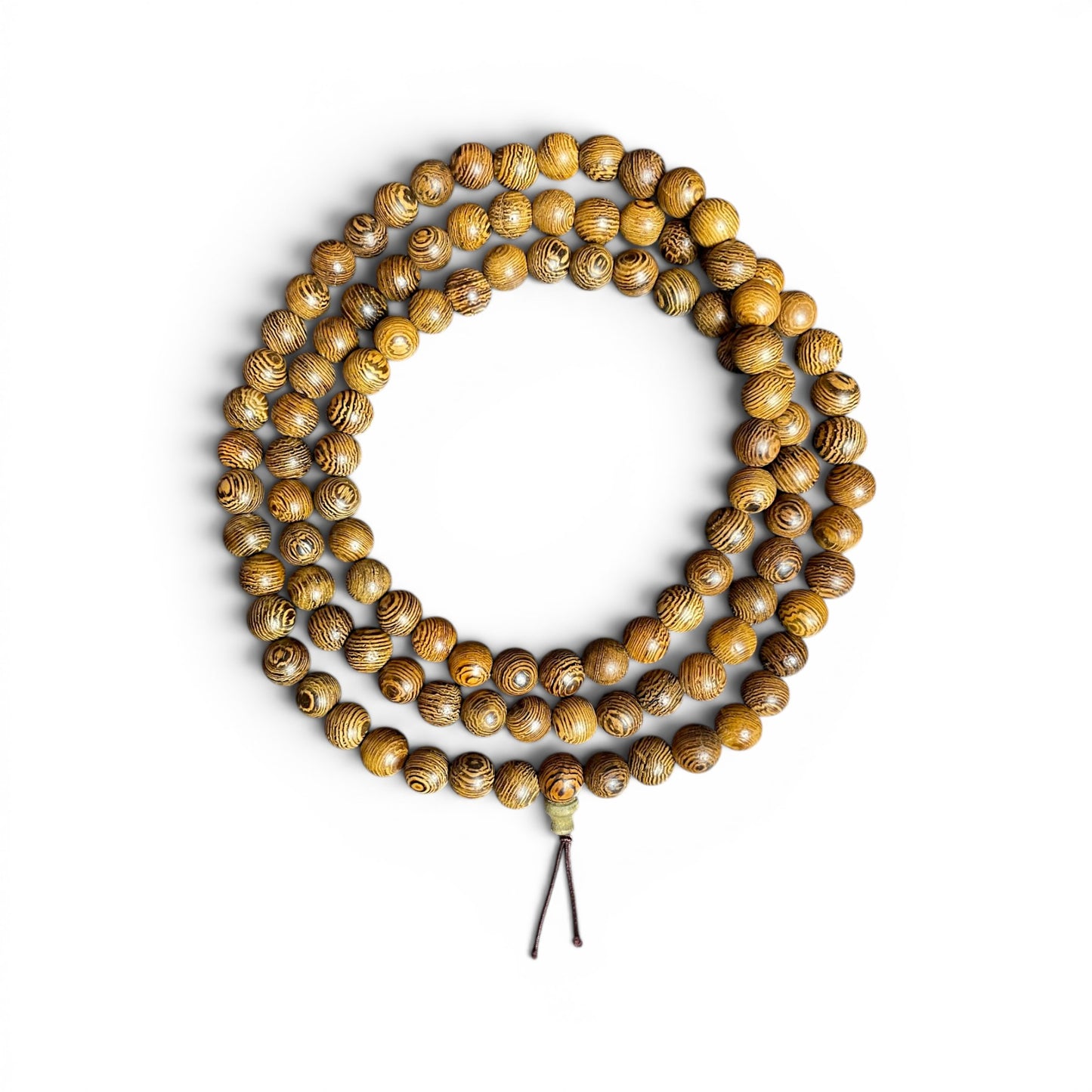 Palisander Mala Armband mit 108 Holzperlen, 8mm, Draufsicht auf cremefarbenem Hintergrund