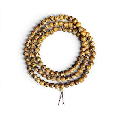 Palisander Mala Armband mit 108 Holzperlen, 8mm, Draufsicht auf cremefarbenem Hintergrund