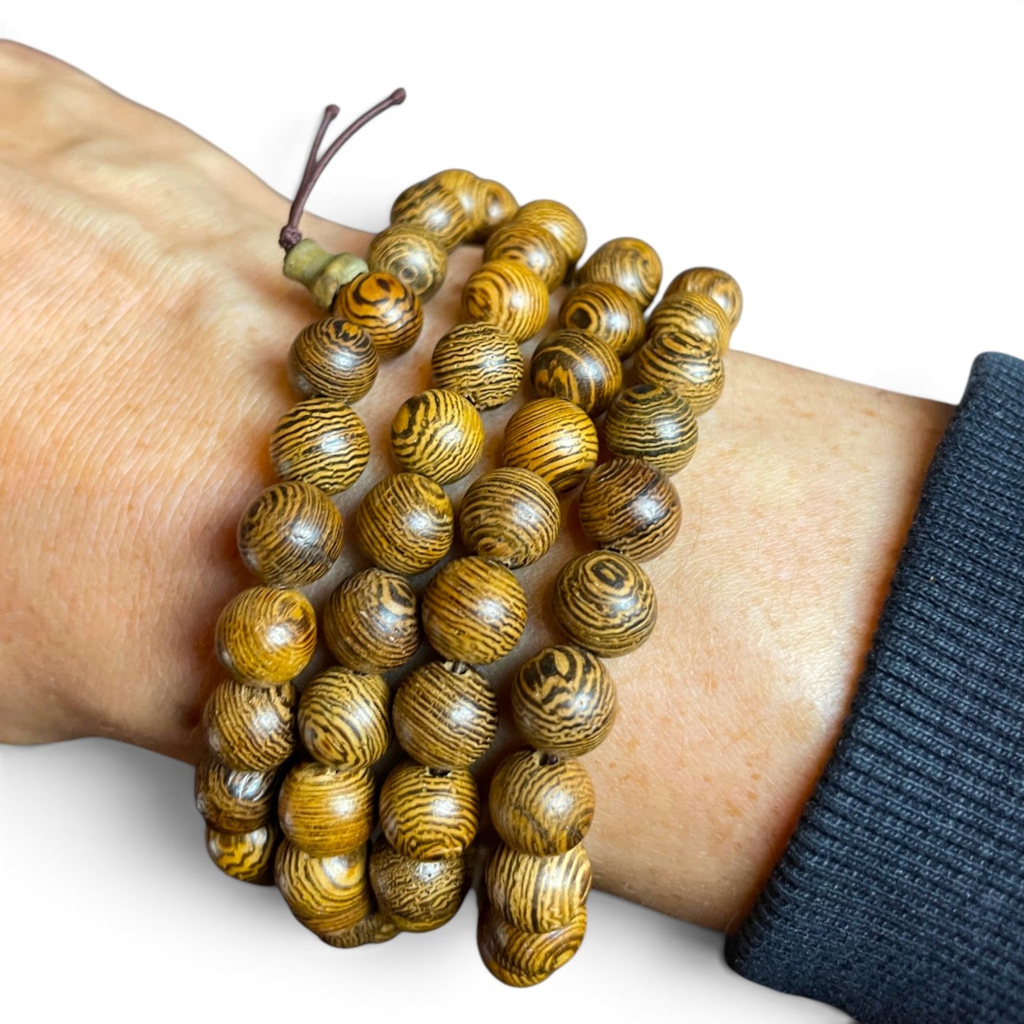Detailaufnahme der Palisander Mala mit Guru-Perle und sichtbarer Holzstruktur