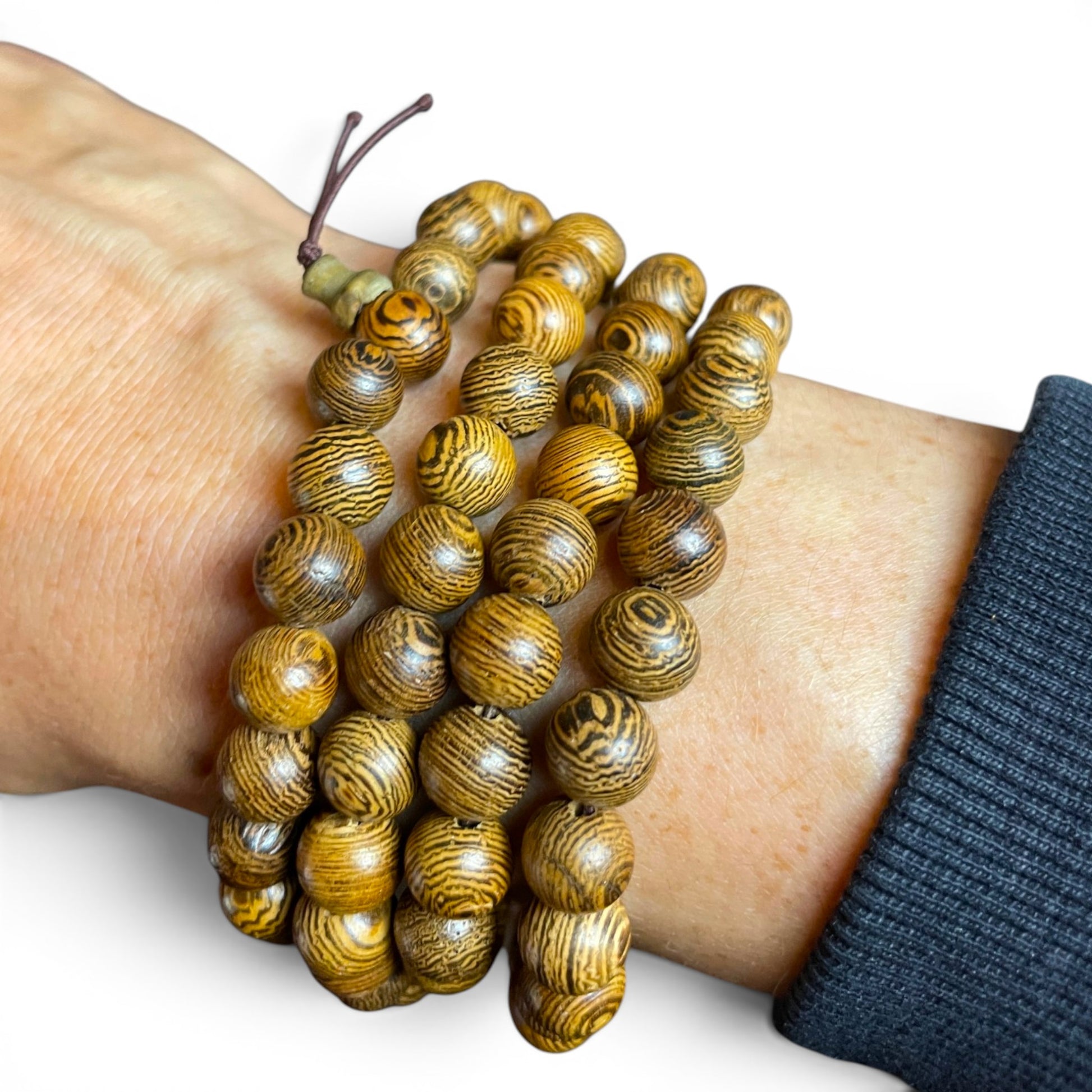 Detailaufnahme der Palisander Mala mit Guru-Perle und sichtbarer Holzstruktur