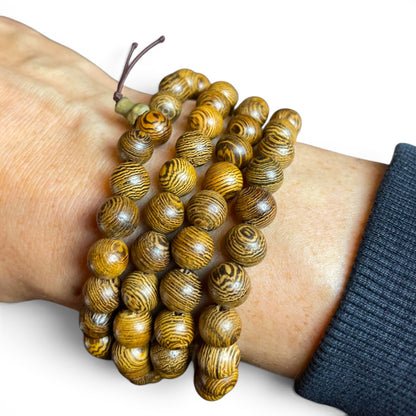 Detailaufnahme der Palisander Mala mit Guru-Perle und sichtbarer Holzstruktur