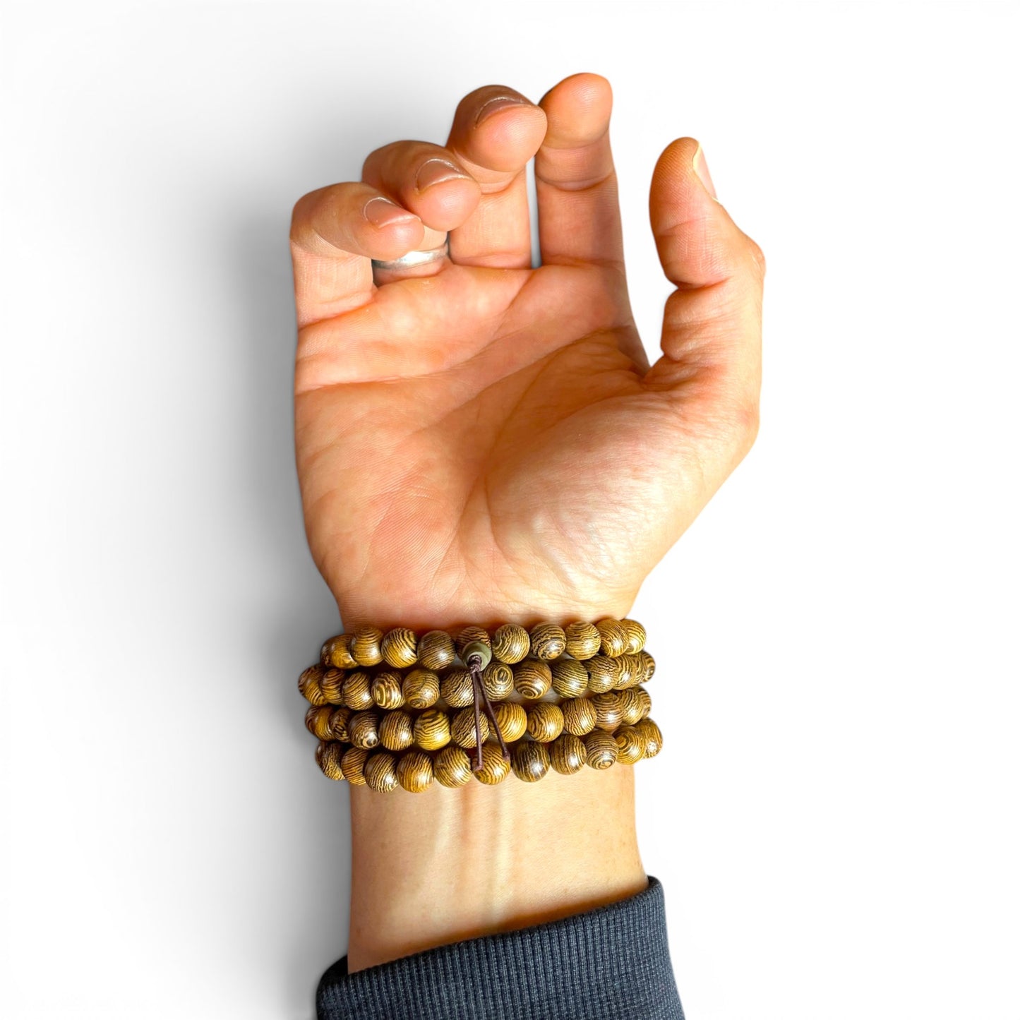Palisander Mala Armband mehrfach um das Handgelenk gewickelt getragen
