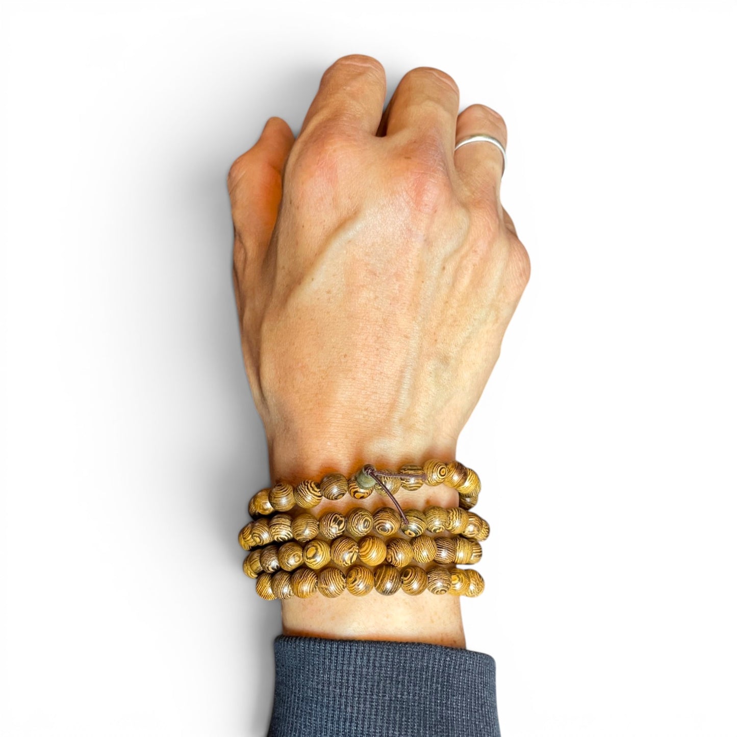 Palisander Mala Armband am Handgelenk, Ansicht von oben mit Ring