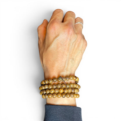 Palisander Mala Armband am Handgelenk, Ansicht von oben mit Ring