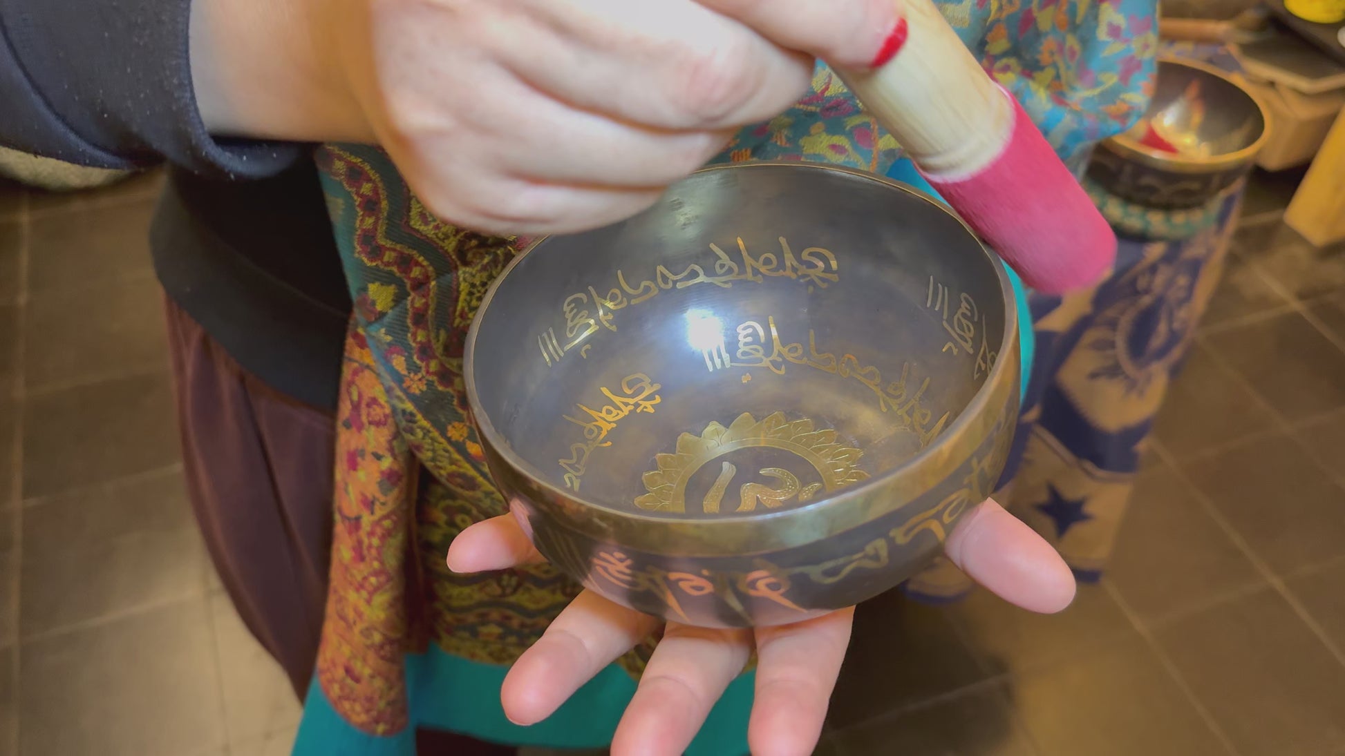 Tibetische Klangschale mit Om-Symbol 15 cm Ø Frequenz