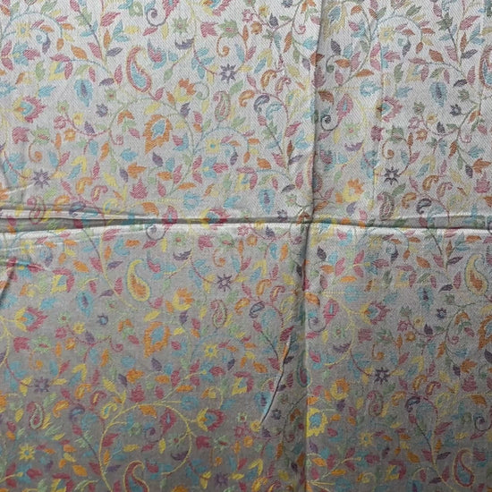 Original Jacquard Schal aus Indien in Silberweiss mit Paisley- und Blumenmuster. Wendbarer Leinen-Seide-Schal, luxuriöse Unisex Tuch für Winter, Frühling, Herbst und Sommer. Video