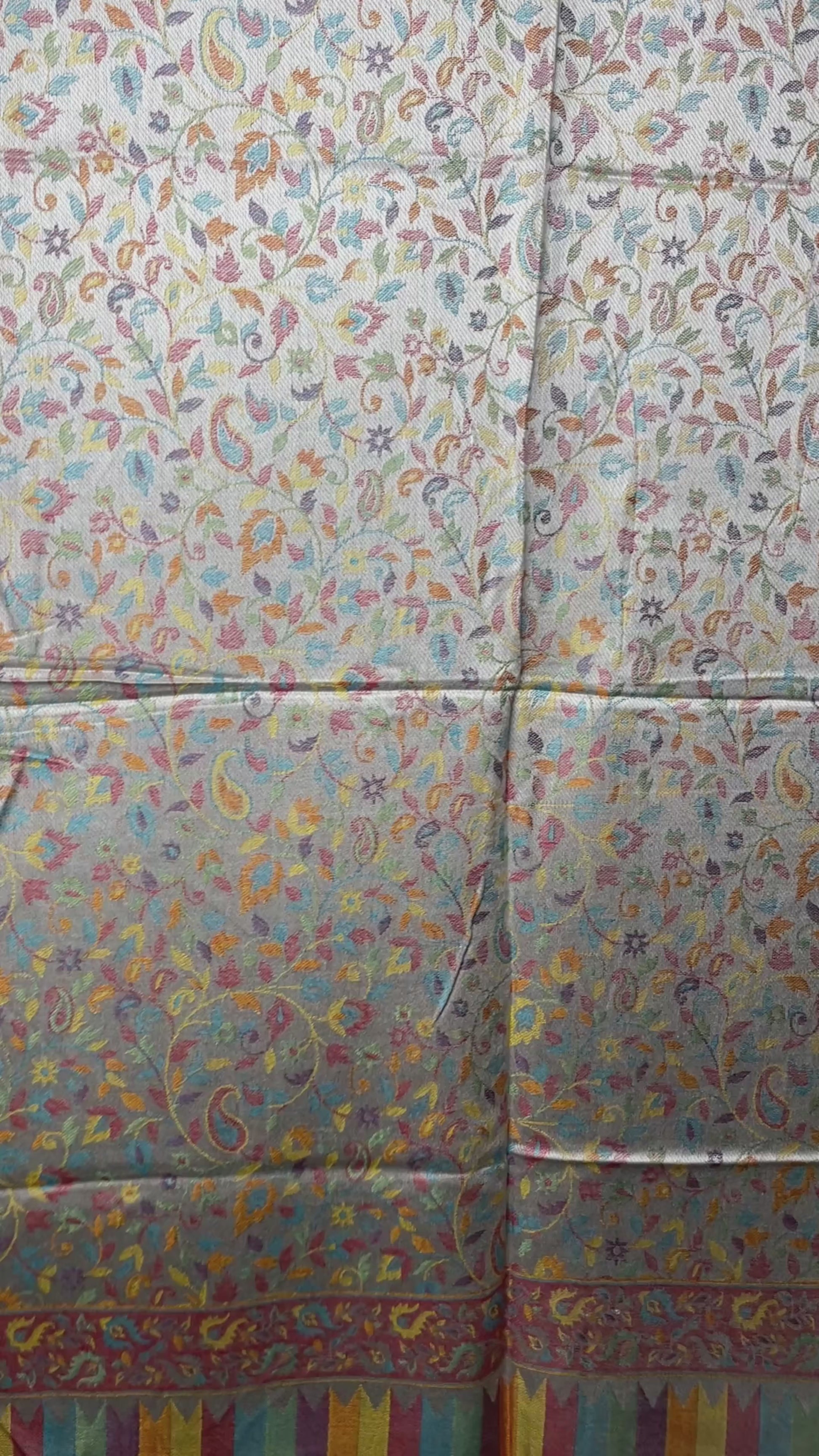 Original Jacquard Schal aus Indien in Silberweiss mit Paisley- und Blumenmuster. Wendbarer Leinen-Seide-Schal, luxuriöse Unisex Tuch für Winter, Frühling, Herbst und Sommer. Video