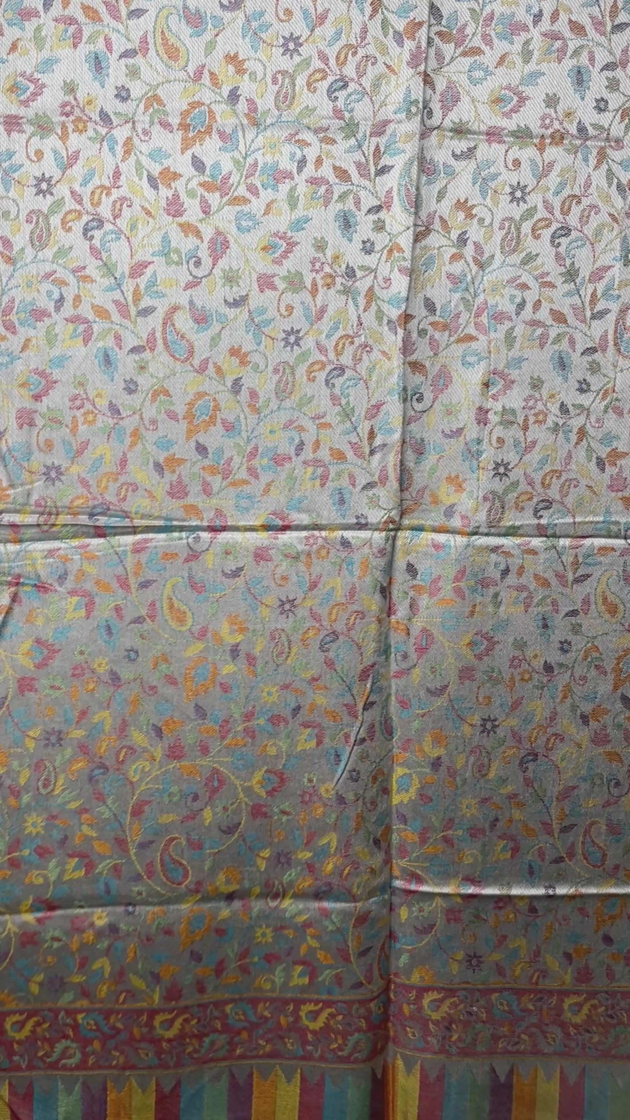 Original Jacquard Schal aus Indien in Silberweiss mit Paisley- und Blumenmuster. Wendbarer Leinen-Seide-Schal, luxuriöse Unisex Tuch für Winter, Frühling, Herbst und Sommer. Video