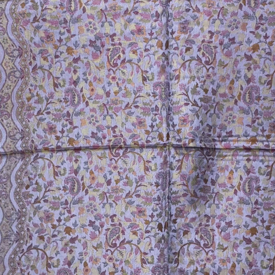 Original Jacquard Schal aus Indien in Flieder mit Paisley- und Blumenmuster. Wendbarer Leinen-Seide-Schal, luxuriöse Unisex Stola für alle Jahreszeiten. video